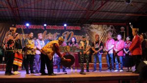 Read more about the article Drs. Paulus Usrin, M.Si menutup Pekan Gawai Adat Dayak Nosu Minu Podi XX Kabupaten Sanggau Tahun 2024