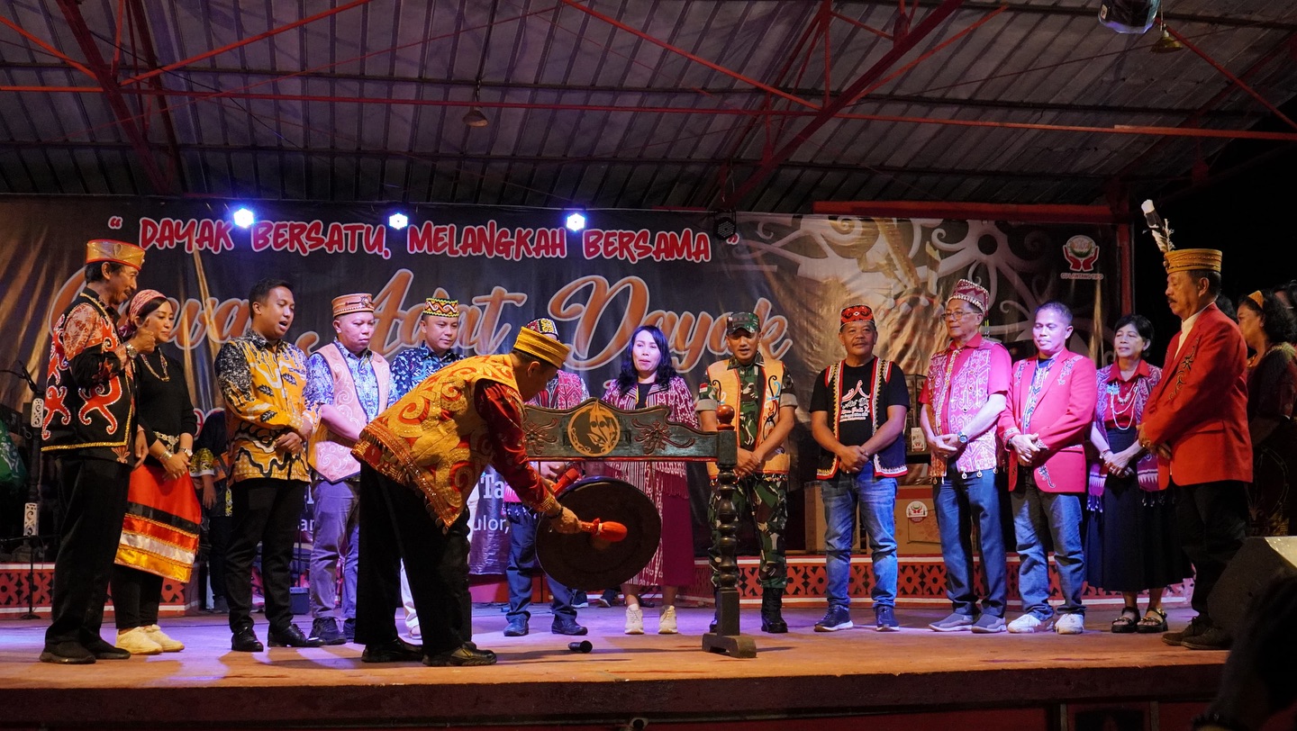Read more about the article Drs. Paulus Usrin, M.Si menutup Pekan Gawai Adat Dayak Nosu Minu Podi XX Kabupaten Sanggau Tahun 2024