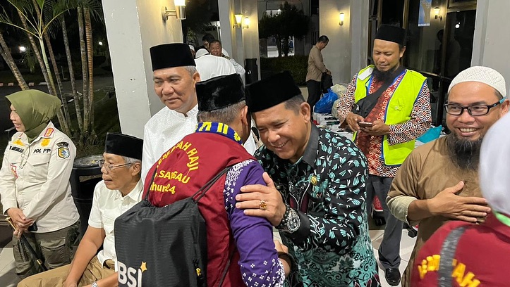 Read more about the article Penjabat (Pj) Bupati Sanggau, Suherman, SH.,MH menyambut langsung kedatangan jemaah Haji di Aula Arafah I Asrama Haji Batam Centre, Kota Batam, Kepulauan Riau