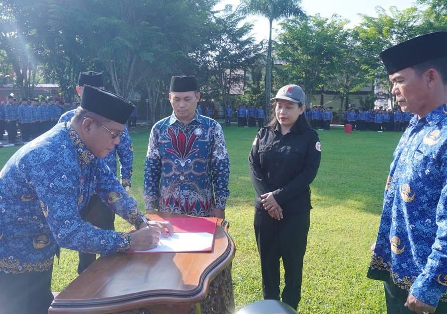 Read more about the article Pembacaan Ikrar Netralitas ASN dan Penandatanganan Fakta Integritas di Lingkungan Kabupaten Sanggau