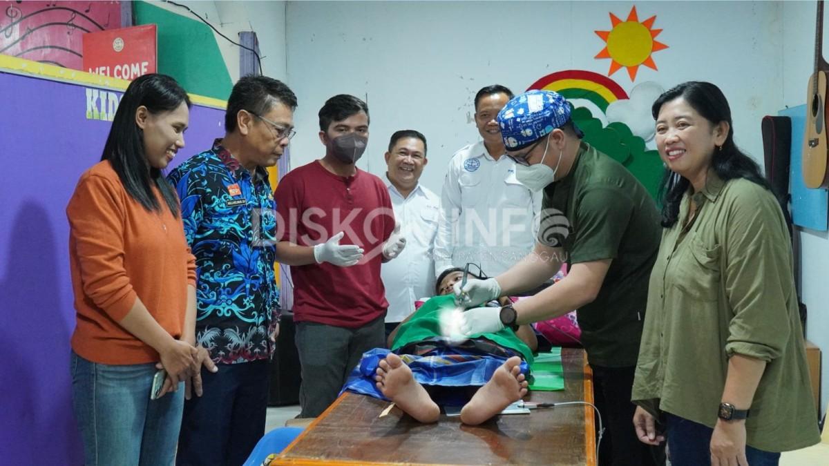 You are currently viewing Plt. Asisten I Setda Kabupaten Sanggau Buka Kegiatan Sunat Massal di GBI Peace Center Pusat Damai