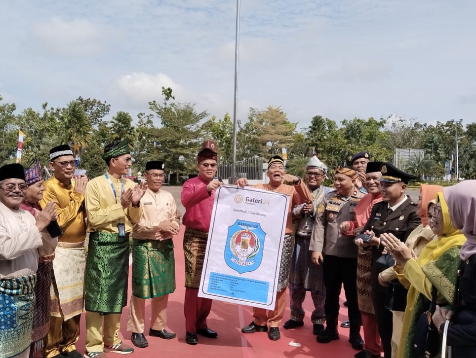 Read more about the article Staf Ahli Bupati Bidang Kemasyarakatan dan SDM, Shopiar Juliansyah ,SE.,MM menghadiri Upacara Peringatan Hari Ulang Tahun Ke-17 Kabupaten Kubu Raya