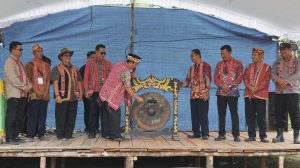 Read more about the article Staf Ahli Bupati Bidang Pembangunan, Ekonomi dan Keuangan Yakobus, SH.,MH membuka Kegiatan Festival Tradisi dan Budaya Ritual Empara Pedagi dan Nyeser Amot Samper Tahun 2024