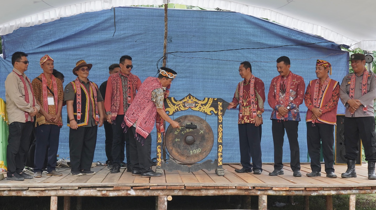 Read more about the article Staf Ahli Bupati Bidang Pembangunan, Ekonomi dan Keuangan Yakobus, SH.,MH membuka Kegiatan Festival Tradisi dan Budaya Ritual Empara Pedagi dan Nyeser Amot Samper Tahun 2024