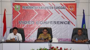 Read more about the article Penjabat Sekretaris Daerah Kabupaten Sanggau, Libertus Toto Martono, S.Sos.,M.Si mengikuti Zoom Meeting Rapat Koordinasi Pengendalian Inflasi Daerah