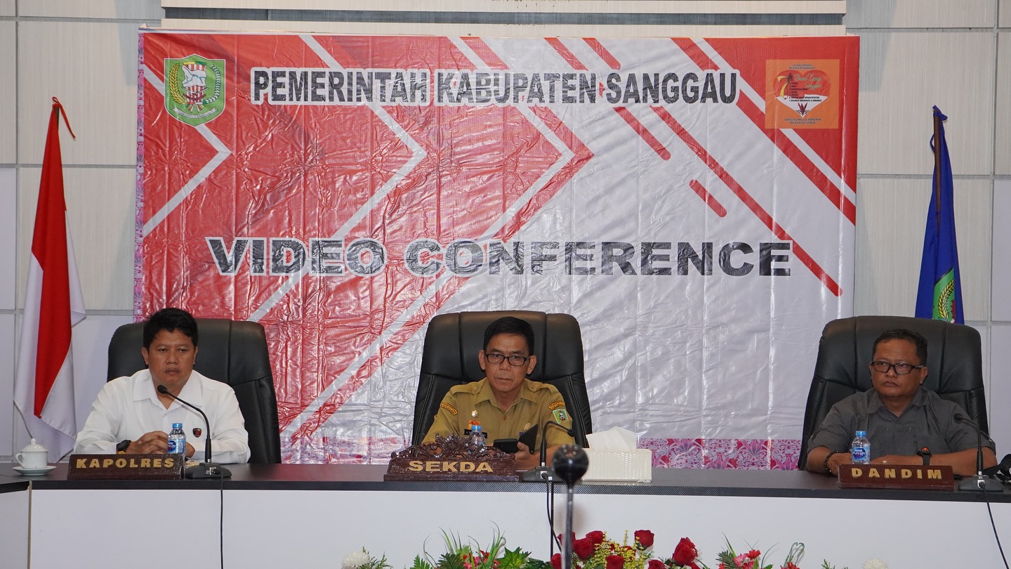 Read more about the article Penjabat Sekretaris Daerah Kabupaten Sanggau, Libertus Toto Martono, S.Sos.,M.Si mengikuti Zoom Meeting Rapat Koordinasi Pengendalian Inflasi Daerah