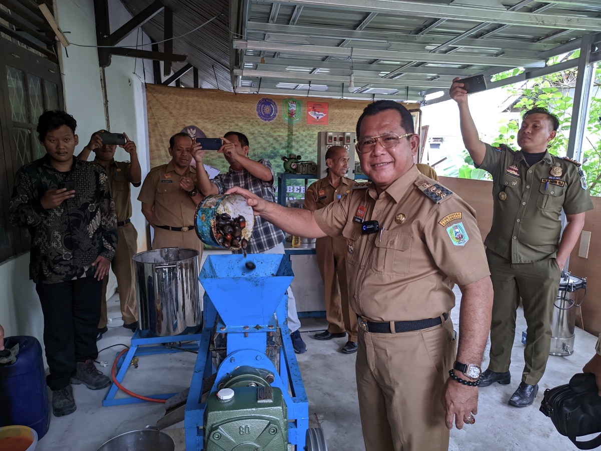 Read more about the article Uji Coba Prototype Mesin Mini Pengolah Minyak Goreng Kelapa Sawit